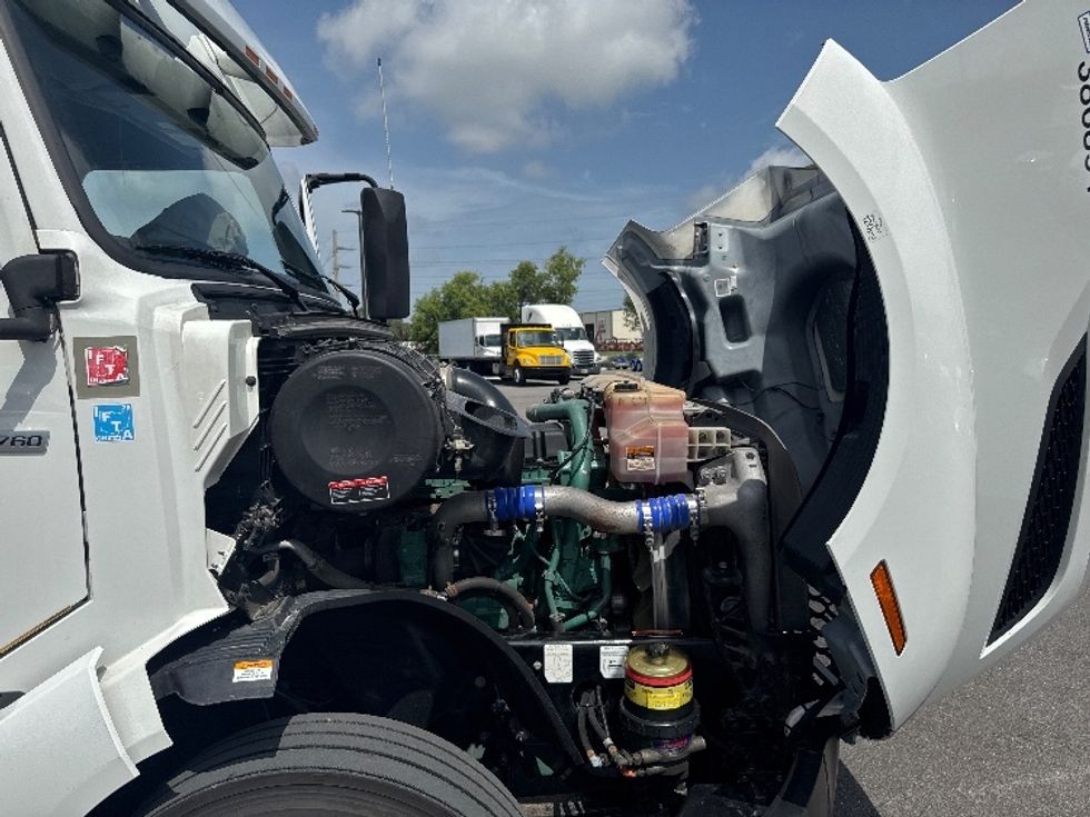 Sleeper Tractor-Heavy Duty Tractors-Volvo-2022-VNL64760-Villa Rica-GA-389,852\n\t\tmiles-$ 86,750 - Image 19