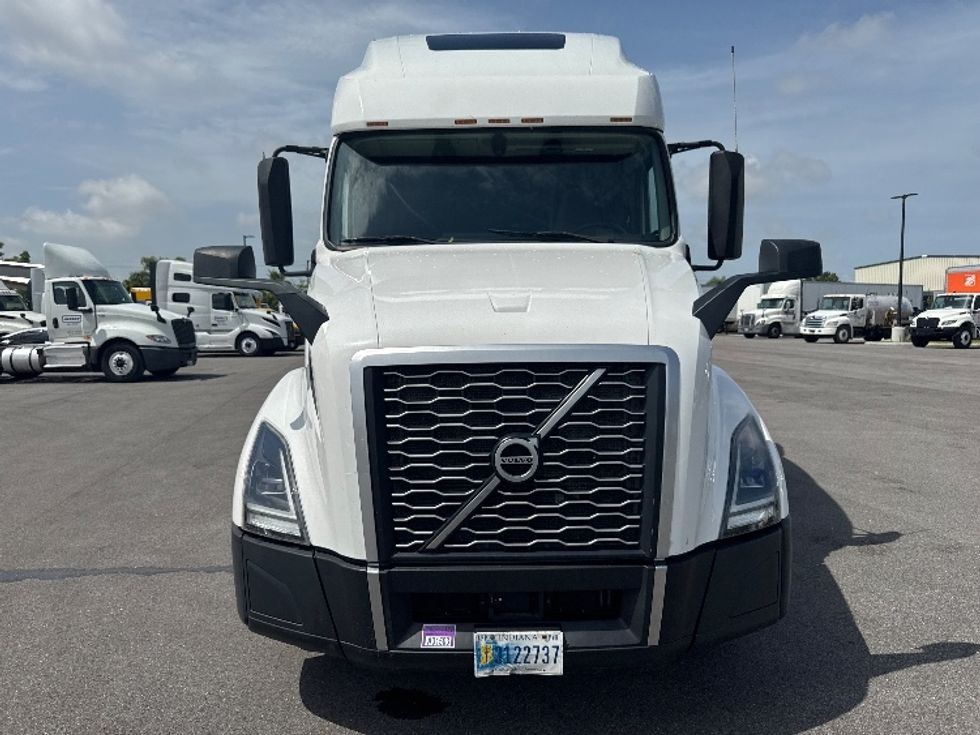 Sleeper Tractor-Heavy Duty Tractors-Volvo-2022-VNL64760-Villa Rica-GA-389,852\n\t\tmiles-$ 86,750 - Image 2