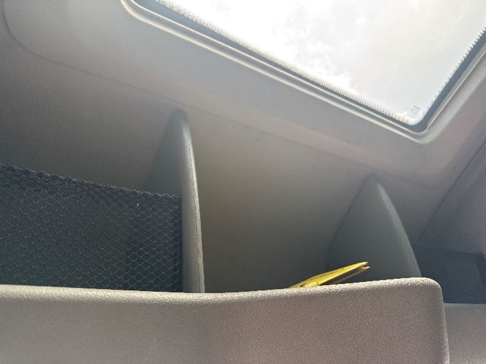 Sleeper Tractor-Heavy Duty Tractors-Volvo-2022-VNL64760-Villa Rica-GA-389,852\n\t\tmiles-$ 86,750 - Image 22