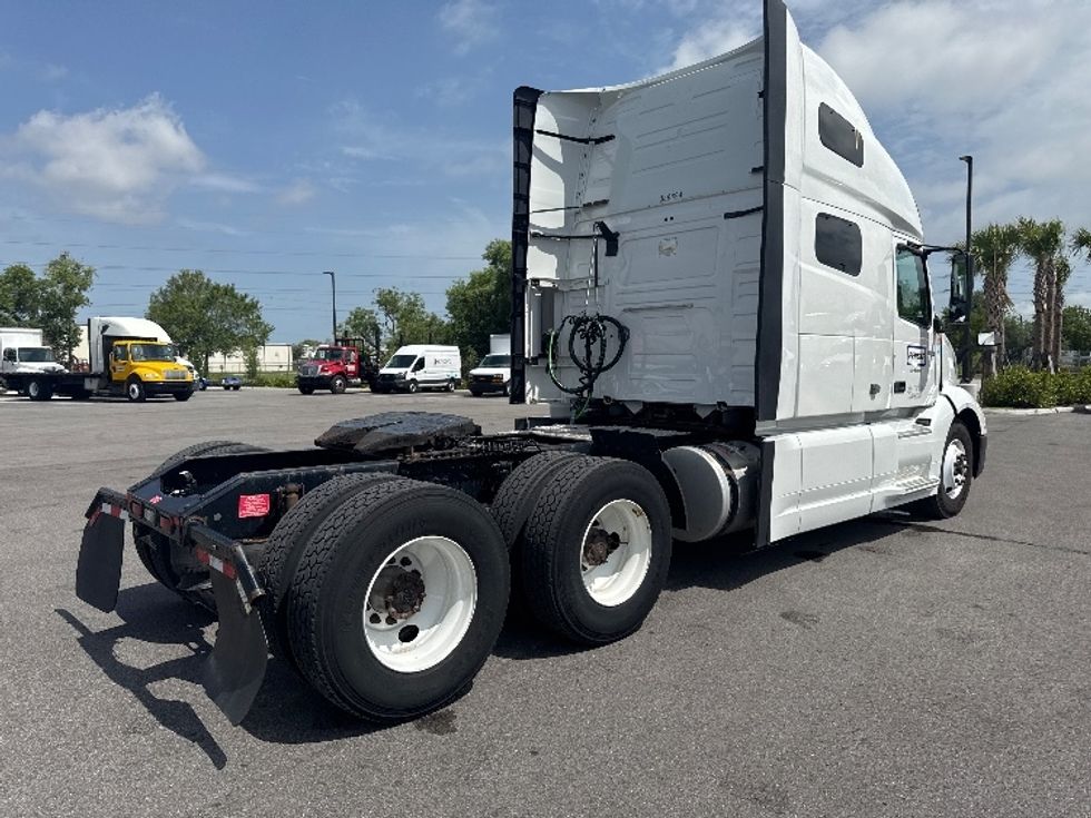 Sleeper Tractor-Heavy Duty Tractors-Volvo-2022-VNL64760-Villa Rica-GA-389,852\n\t\tmiles-$ 86,750 - Image 7