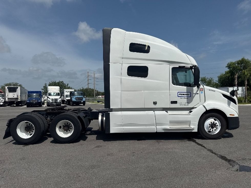 Sleeper Tractor-Heavy Duty Tractors-Volvo-2022-VNL64760-Villa Rica-GA-389,852\n\t\tmiles-$ 86,750 - Image 8