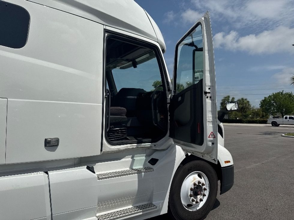 Sleeper Tractor-Heavy Duty Tractors-Volvo-2022-VNL64760-Villa Rica-GA-389,852\n\t\tmiles-$ 86,750 - Image 9