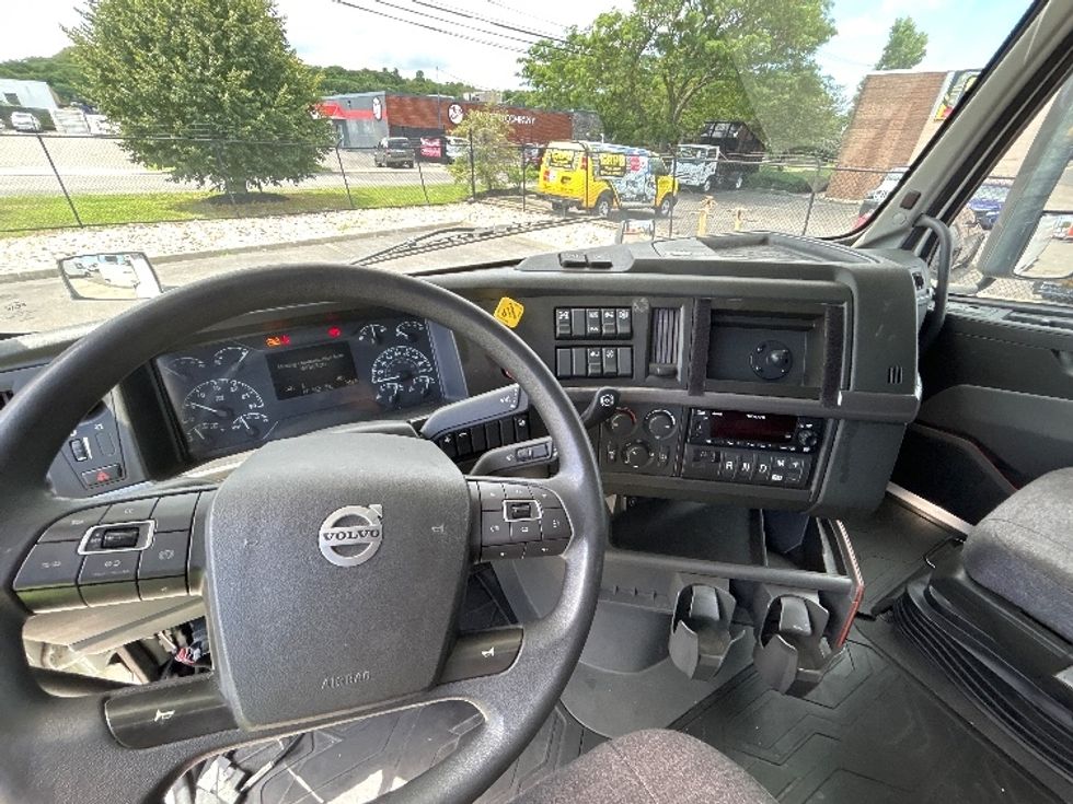 Sleeper Tractor-Heavy Duty Tractors-Volvo-2022-VNL64760-West Babylon-NY-474,816\n\t\tmiles-$ 77,500 - Image 11