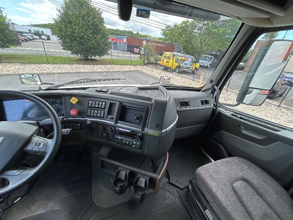 Sleeper Tractor-Heavy Duty Tractors-Volvo-2022-VNL64760-West Babylon-NY-474,816\n\t\tmiles-$ 77,500 - Image 12