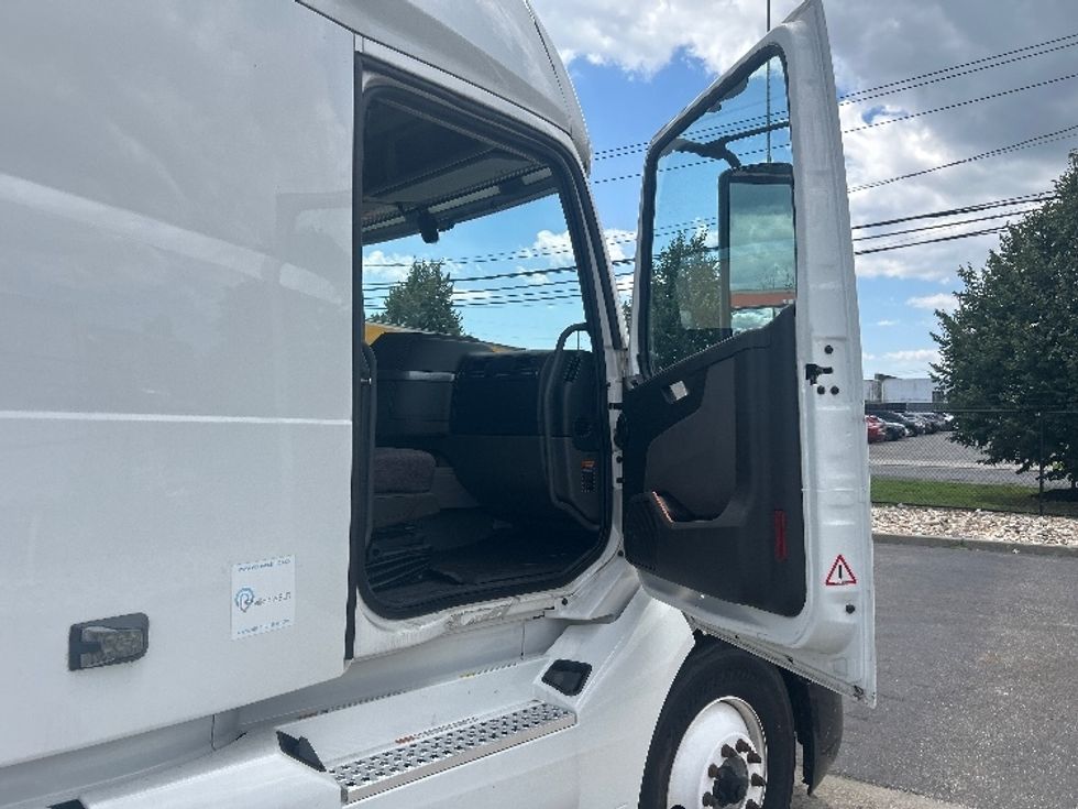 Sleeper Tractor-Heavy Duty Tractors-Volvo-2022-VNL64760-West Babylon-NY-474,816\n\t\tmiles-$ 77,500 - Image 13