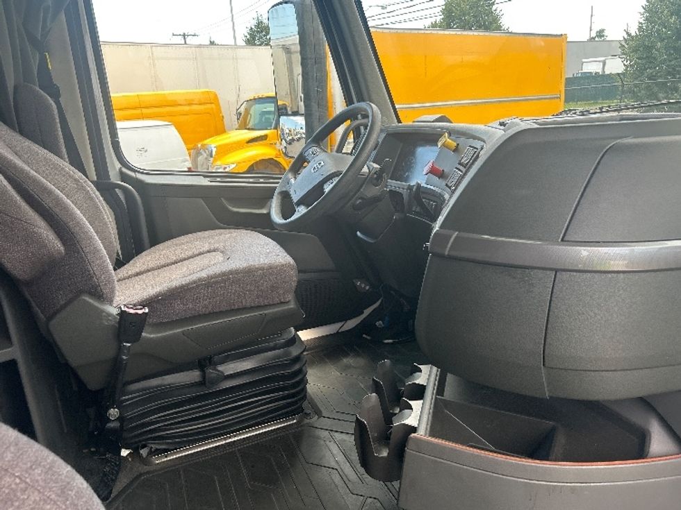 Sleeper Tractor-Heavy Duty Tractors-Volvo-2022-VNL64760-West Babylon-NY-474,816\n\t\tmiles-$ 77,500 - Image 15