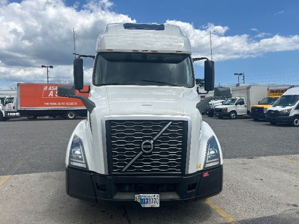 Sleeper Tractor-Heavy Duty Tractors-Volvo-2022-VNL64760-West Babylon-NY-474,816\n\t\tmiles-$ 77,500 - Image 2