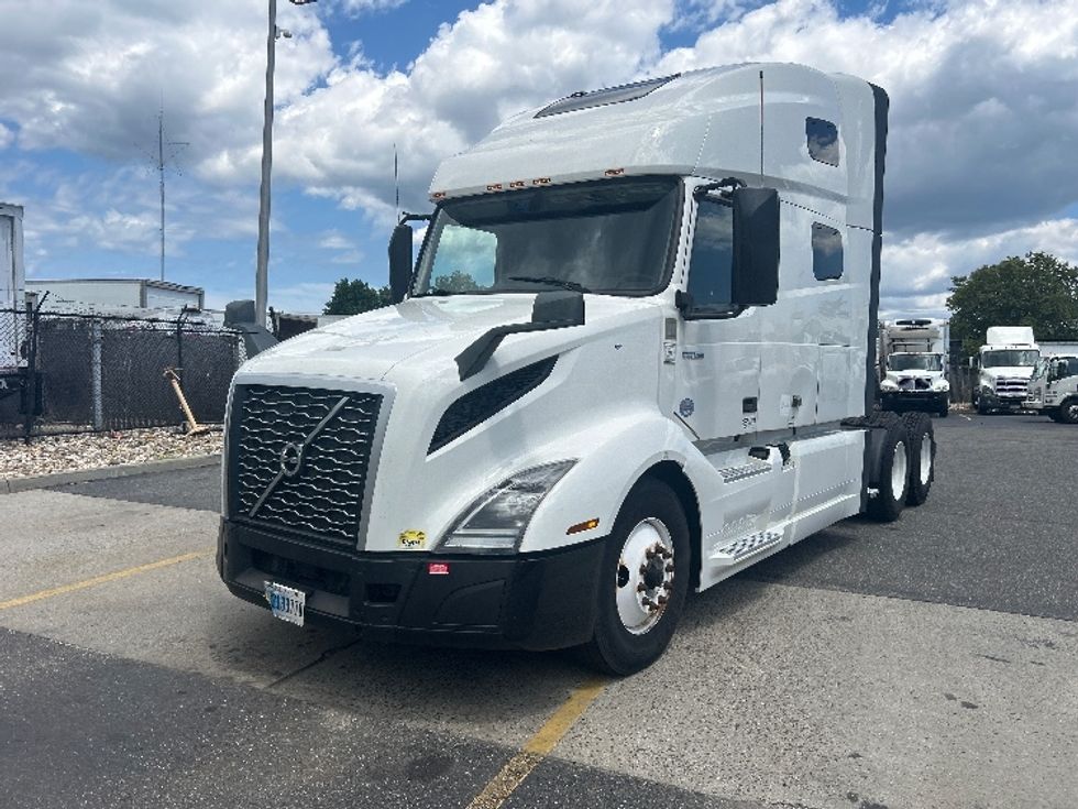 Sleeper Tractor-Heavy Duty Tractors-Volvo-2022-VNL64760-West Babylon-NY-474,816\n\t\tmiles-$ 77,500 - Image 3