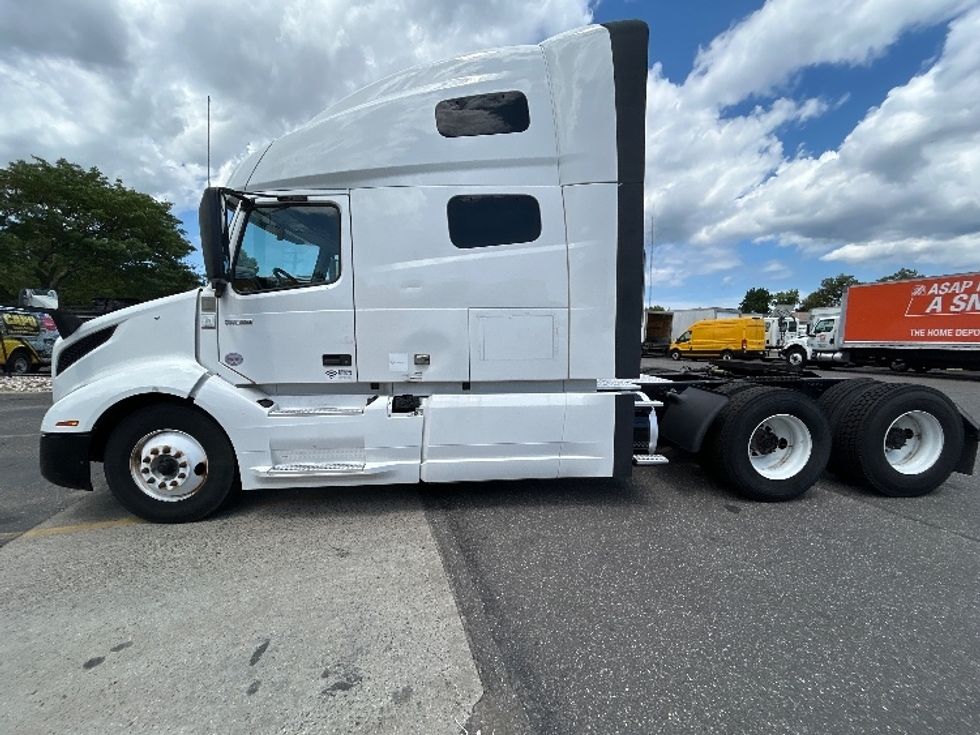 Sleeper Tractor-Heavy Duty Tractors-Volvo-2022-VNL64760-West Babylon-NY-474,816\n\t\tmiles-$ 77,500 - Image 4