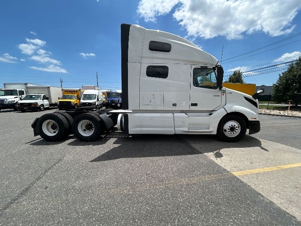 Sleeper Tractor-Heavy Duty Tractors-Volvo-2022-VNL64760-West Babylon-NY-474,816\n\t\tmiles-$ 77,500 - Image 8