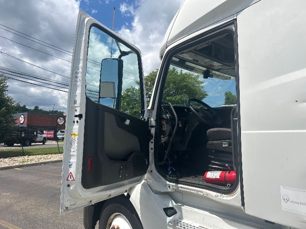 Sleeper Tractor-Heavy Duty Tractors-Volvo-2022-VNL64760-West Babylon-NY-474,816\n\t\tmiles-$ 77,500 - Image 9