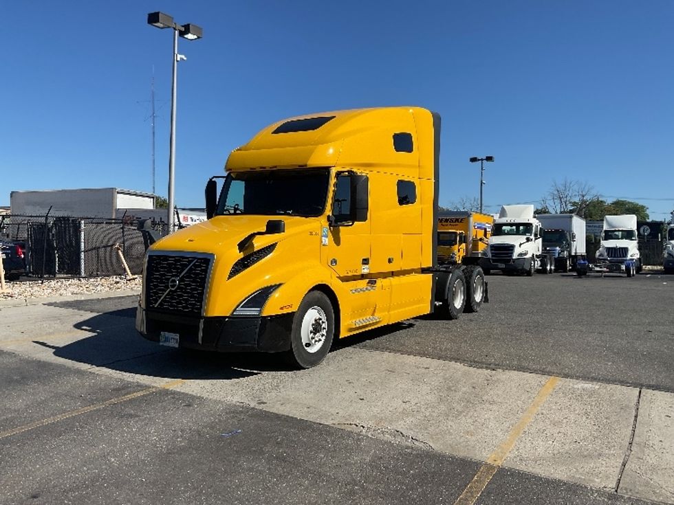 Sleeper Tractor-Heavy Duty Tractors-Volvo-2022-VNL64760-West Babylon-NY-476,330\n\t\tmiles-$ 70,250 - Image 1