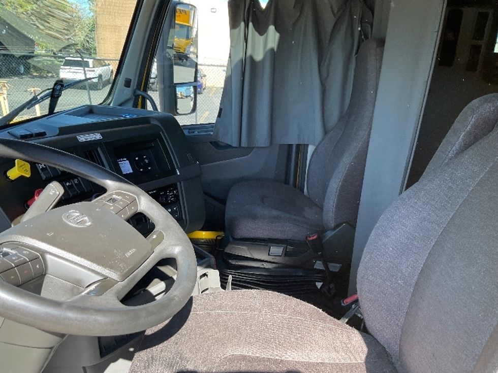 Sleeper Tractor-Heavy Duty Tractors-Volvo-2022-VNL64760-West Babylon-NY-476,330\n\t\tmiles-$ 70,250 - Image 10