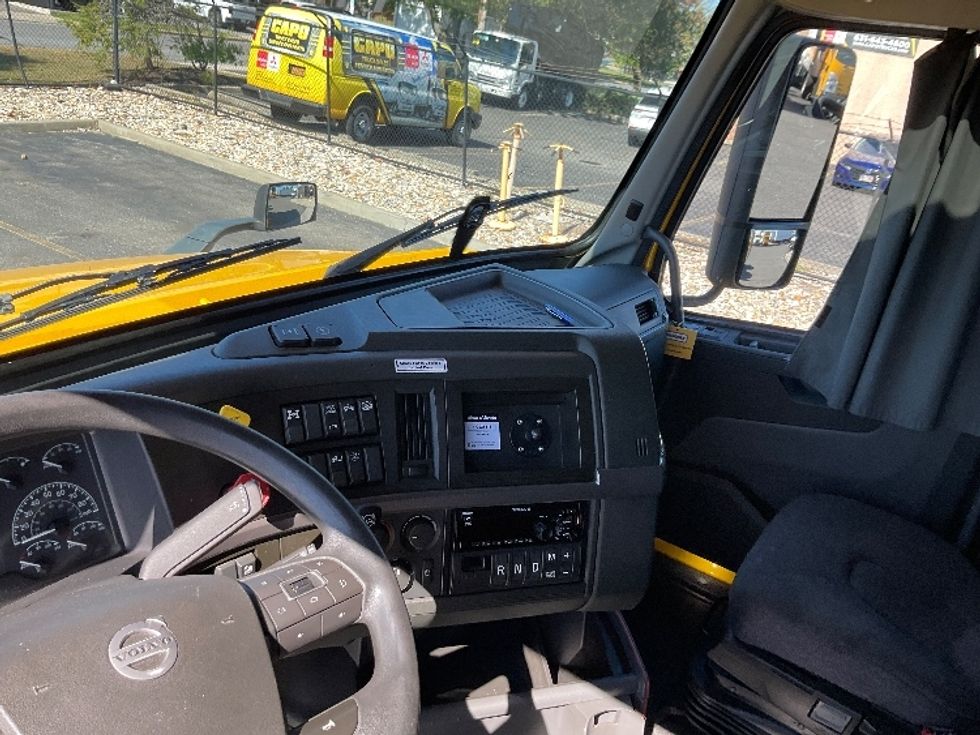 Sleeper Tractor-Heavy Duty Tractors-Volvo-2022-VNL64760-West Babylon-NY-476,330\n\t\tmiles-$ 70,250 - Image 11