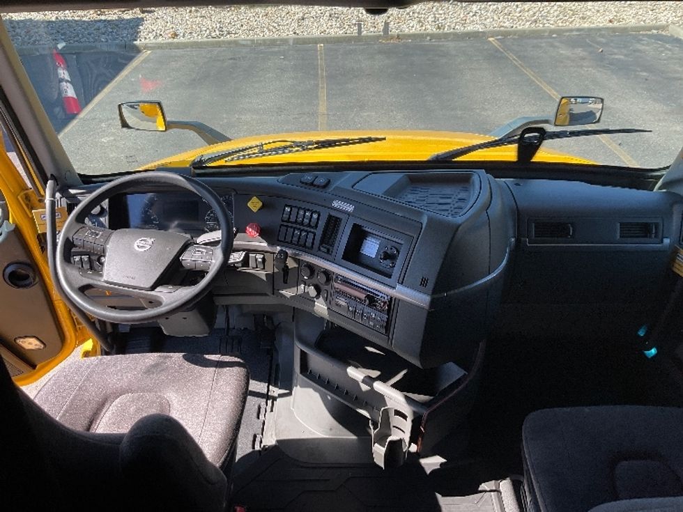 Sleeper Tractor-Heavy Duty Tractors-Volvo-2022-VNL64760-West Babylon-NY-476,330\n\t\tmiles-$ 70,250 - Image 12