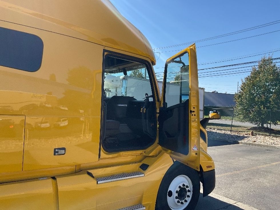 Sleeper Tractor-Heavy Duty Tractors-Volvo-2022-VNL64760-West Babylon-NY-476,330\n\t\tmiles-$ 70,250 - Image 13