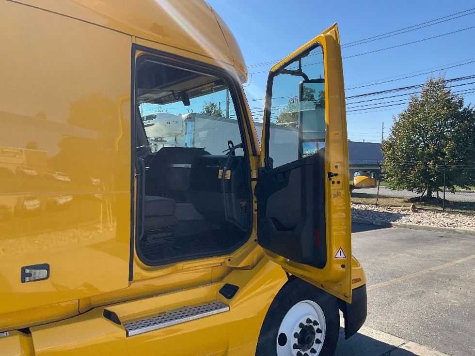 Sleeper Tractor-Heavy Duty Tractors-Volvo-2022-VNL64760-West Babylon-NY-476,330\n\t\tmiles-$ 70,250 - Image 15