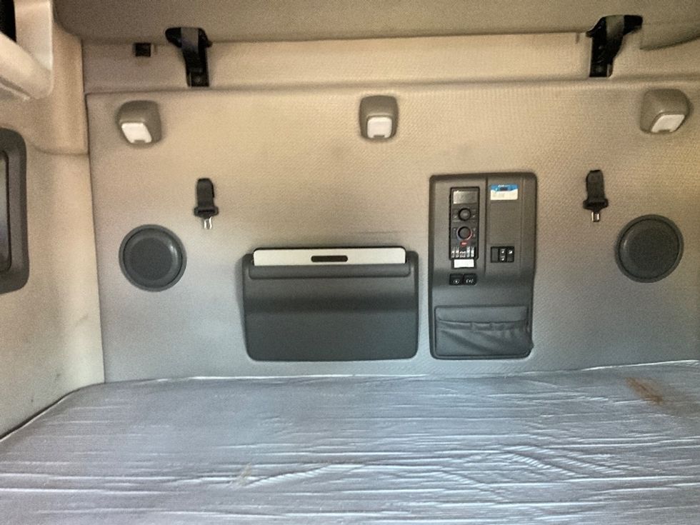 Sleeper Tractor-Heavy Duty Tractors-Volvo-2022-VNL64760-West Babylon-NY-476,330\n\t\tmiles-$ 70,250 - Image 16