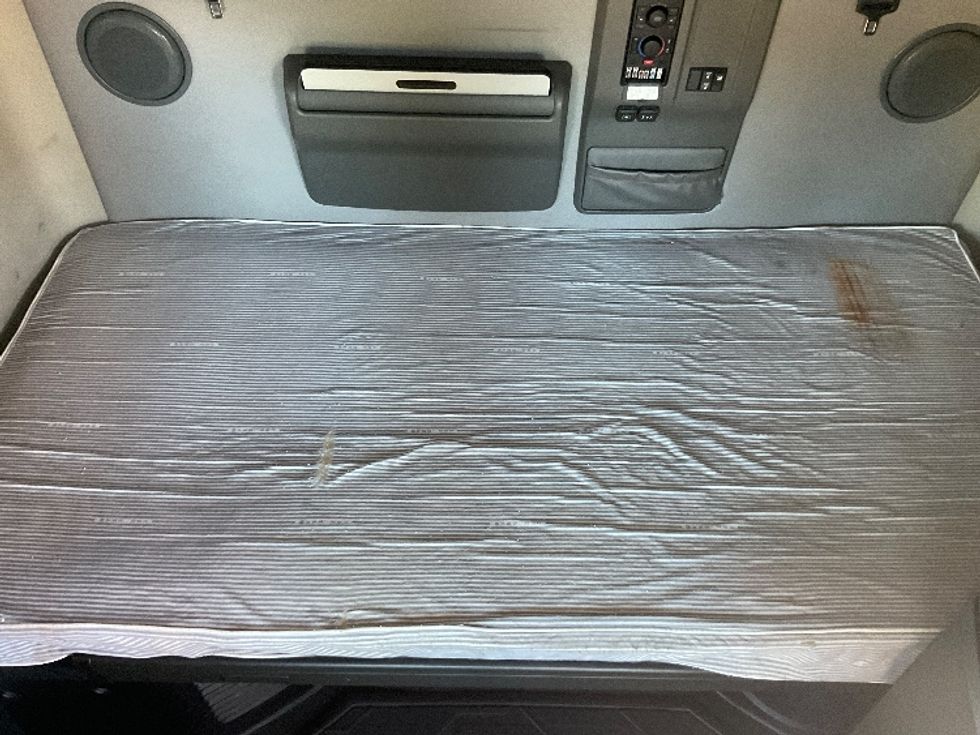 Sleeper Tractor-Heavy Duty Tractors-Volvo-2022-VNL64760-West Babylon-NY-476,330\n\t\tmiles-$ 70,250 - Image 17