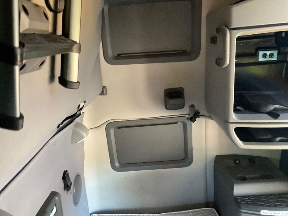 Sleeper Tractor-Heavy Duty Tractors-Volvo-2022-VNL64760-West Babylon-NY-476,330\n\t\tmiles-$ 70,250 - Image 18