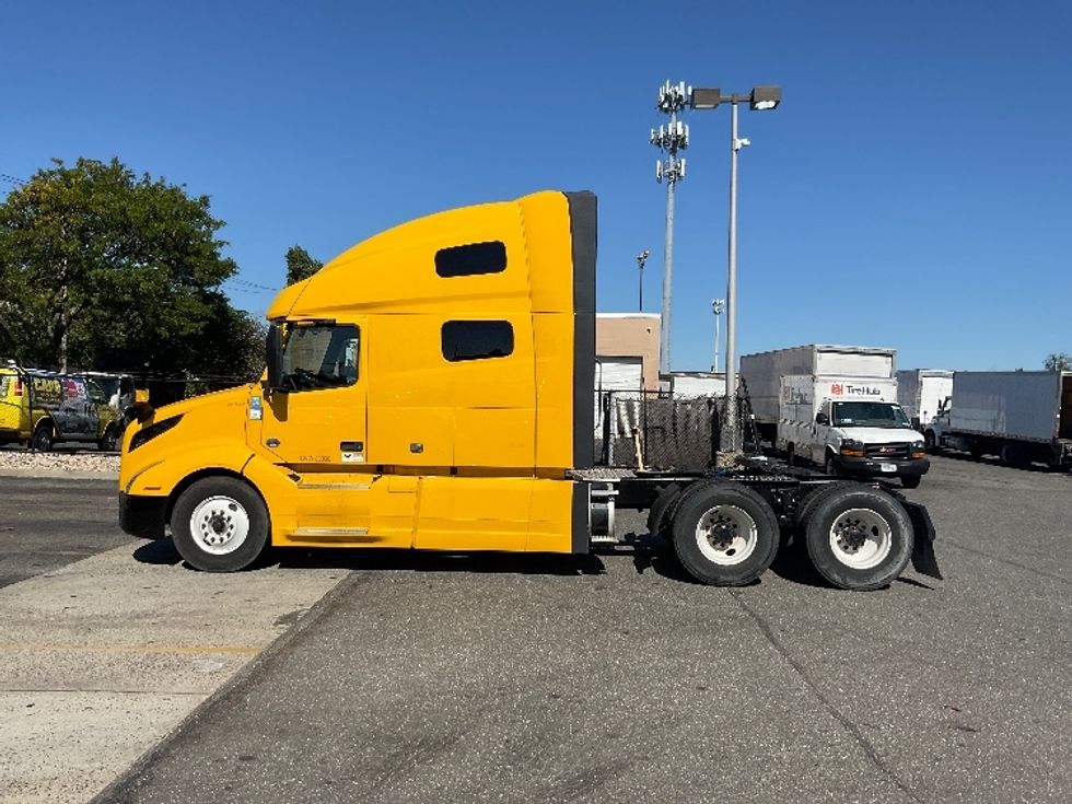 Sleeper Tractor-Heavy Duty Tractors-Volvo-2022-VNL64760-West Babylon-NY-476,330\n\t\tmiles-$ 70,250 - Image 4