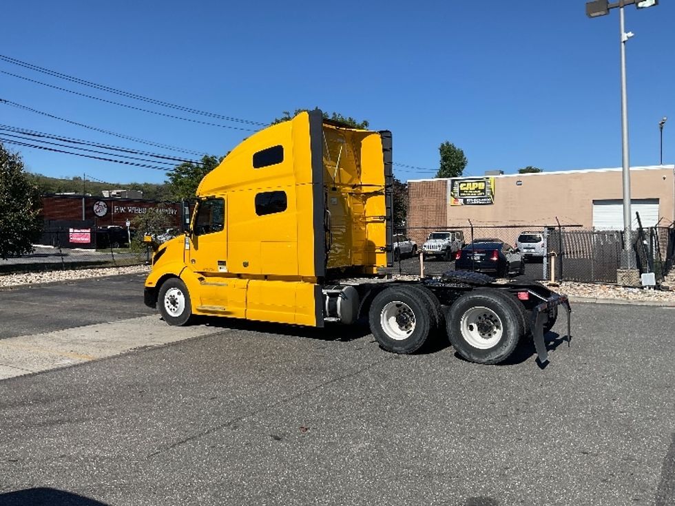 Sleeper Tractor-Heavy Duty Tractors-Volvo-2022-VNL64760-West Babylon-NY-476,330\n\t\tmiles-$ 70,250 - Image 5
