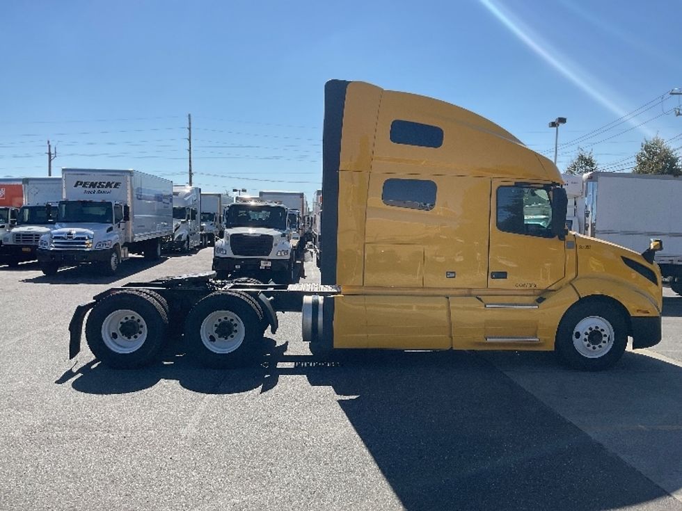 Sleeper Tractor-Heavy Duty Tractors-Volvo-2022-VNL64760-West Babylon-NY-476,330\n\t\tmiles-$ 70,250 - Image 8