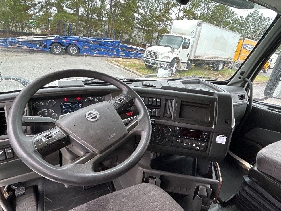 Sleeper Tractor-Heavy Duty Tractors-Volvo-2022-VNL64760-West Columbia-SC-491,605\n\t\tmiles-$ 74,250 - Image 11
