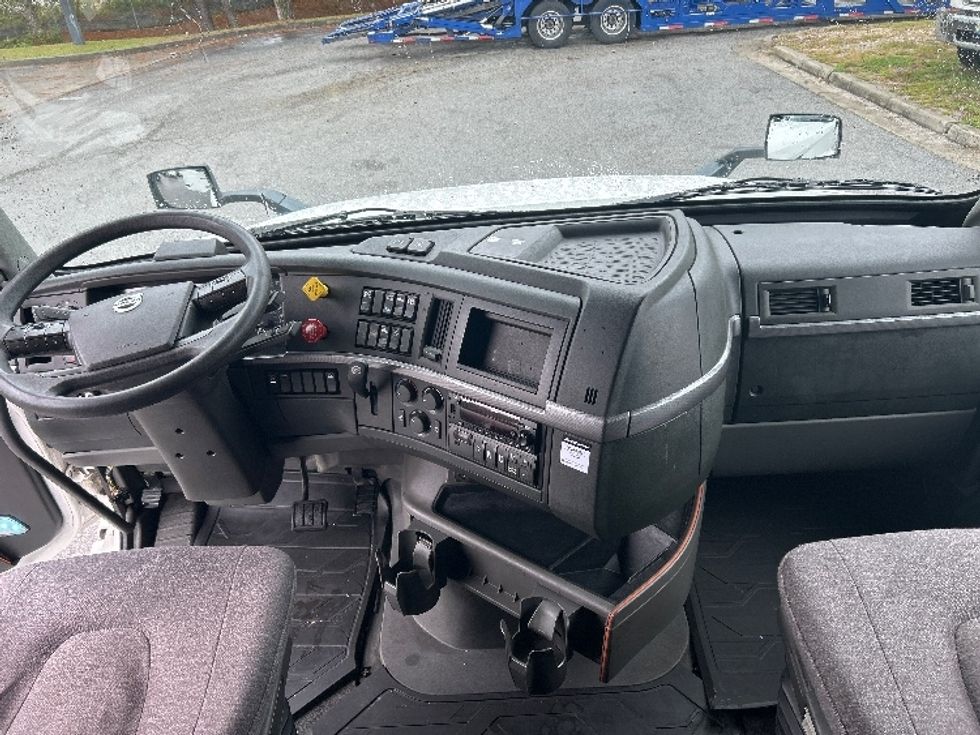 Sleeper Tractor-Heavy Duty Tractors-Volvo-2022-VNL64760-West Columbia-SC-491,605\n\t\tmiles-$ 74,250 - Image 12