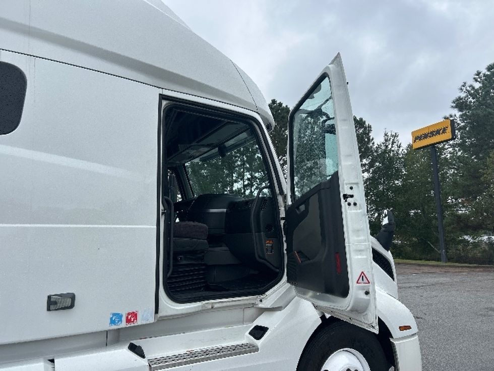 Sleeper Tractor-Heavy Duty Tractors-Volvo-2022-VNL64760-West Columbia-SC-491,605\n\t\tmiles-$ 74,250 - Image 13