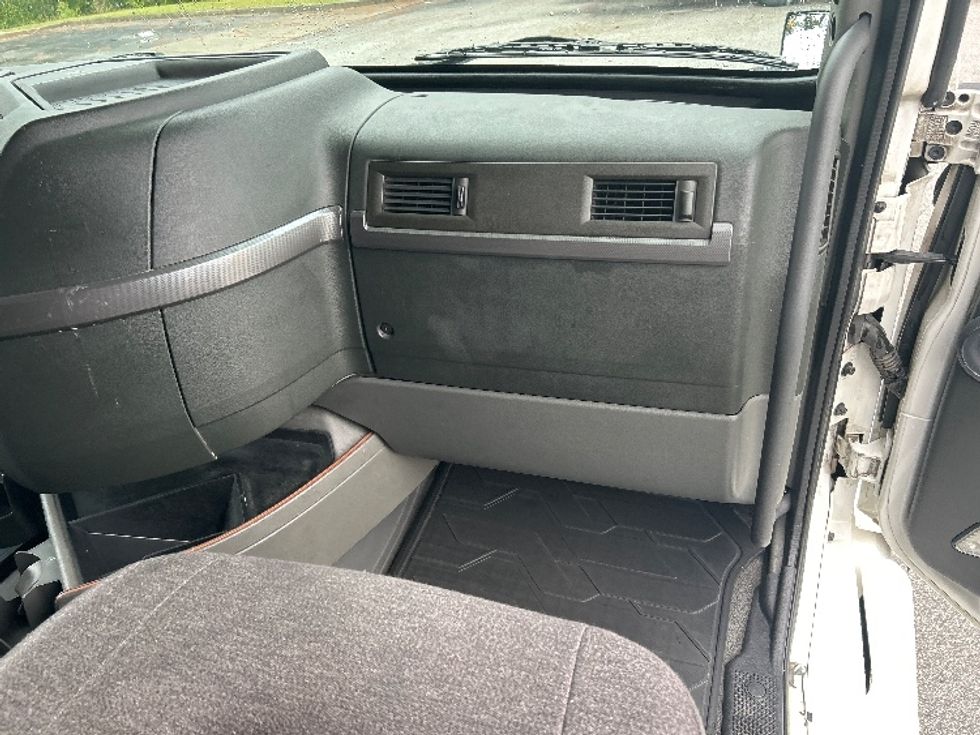 Sleeper Tractor-Heavy Duty Tractors-Volvo-2022-VNL64760-West Columbia-SC-491,605\n\t\tmiles-$ 74,250 - Image 14