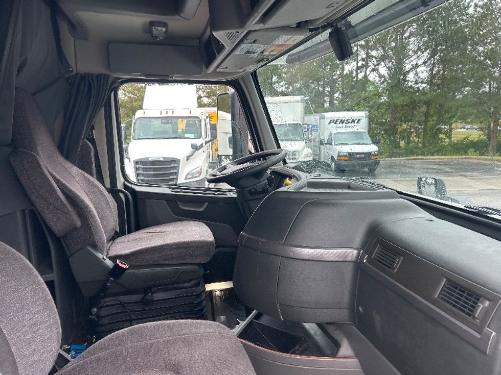 Sleeper Tractor-Heavy Duty Tractors-Volvo-2022-VNL64760-West Columbia-SC-491,605\n\t\tmiles-$ 74,250 - Image 15
