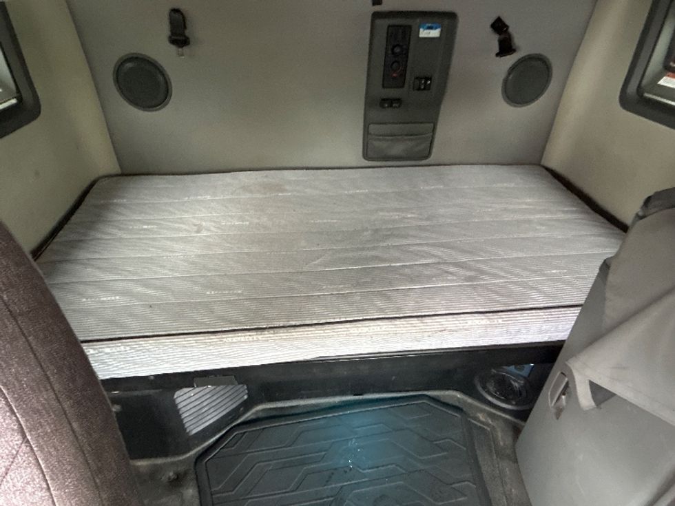 Sleeper Tractor-Heavy Duty Tractors-Volvo-2022-VNL64760-West Columbia-SC-491,605\n\t\tmiles-$ 74,250 - Image 16