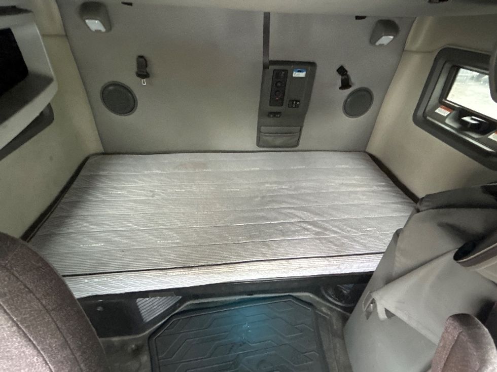 Sleeper Tractor-Heavy Duty Tractors-Volvo-2022-VNL64760-West Columbia-SC-491,605\n\t\tmiles-$ 74,250 - Image 17