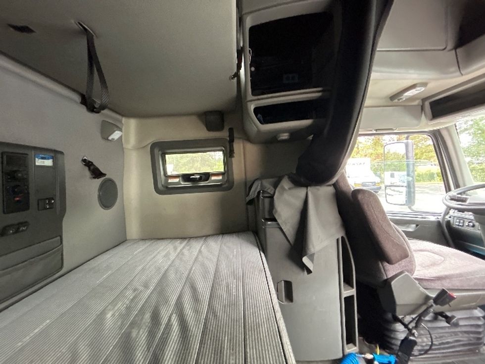 Sleeper Tractor-Heavy Duty Tractors-Volvo-2022-VNL64760-West Columbia-SC-491,605\n\t\tmiles-$ 74,250 - Image 18