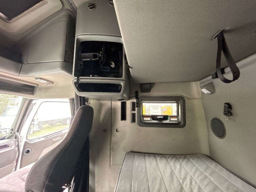 Sleeper Tractor-Heavy Duty Tractors-Volvo-2022-VNL64760-West Columbia-SC-491,605\n\t\tmiles-$ 74,250 - Image 19