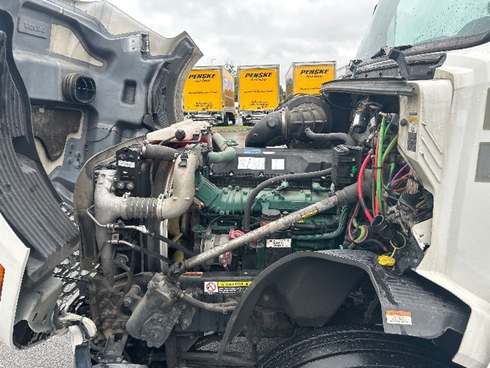 Sleeper Tractor-Heavy Duty Tractors-Volvo-2022-VNL64760-West Columbia-SC-491,605\n\t\tmiles-$ 74,250 - Image 21