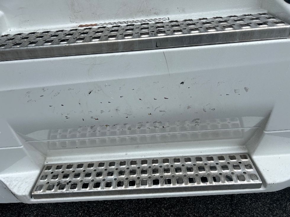 Sleeper Tractor-Heavy Duty Tractors-Volvo-2022-VNL64760-West Columbia-SC-491,605\n\t\tmiles-$ 74,250 - Image 23