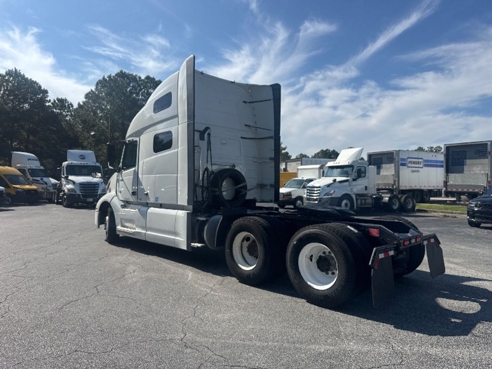 Sleeper Tractor-Heavy Duty Tractors-Volvo-2022-VNL64760-West Columbia-SC-491,605\n\t\tmiles-$ 74,250 - Image 5