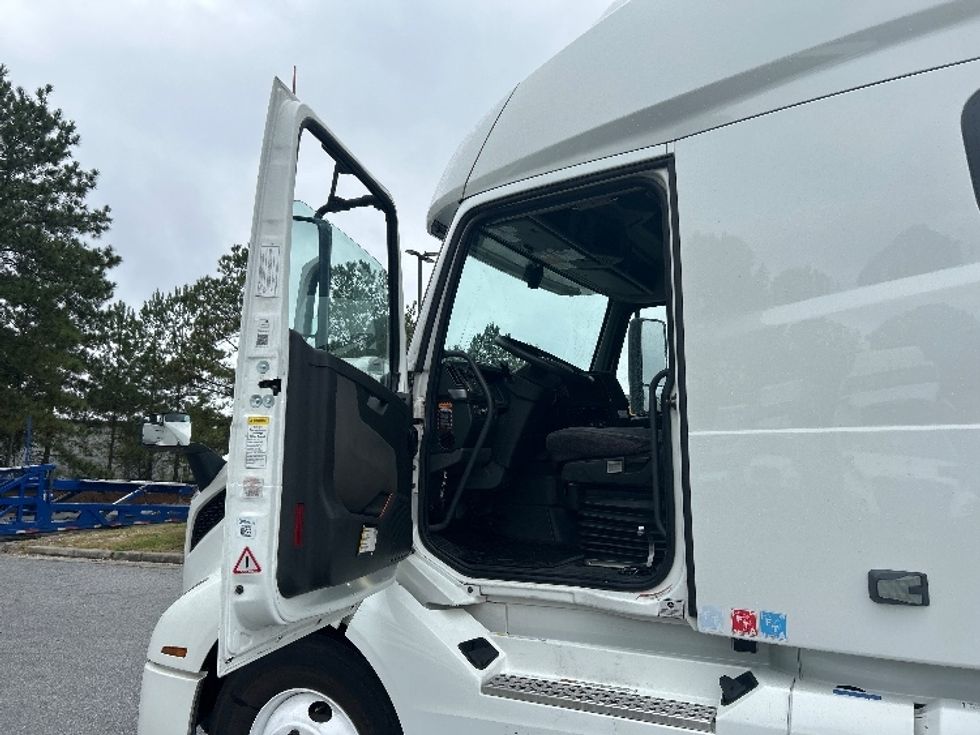 Sleeper Tractor-Heavy Duty Tractors-Volvo-2022-VNL64760-West Columbia-SC-491,605\n\t\tmiles-$ 74,250 - Image 9
