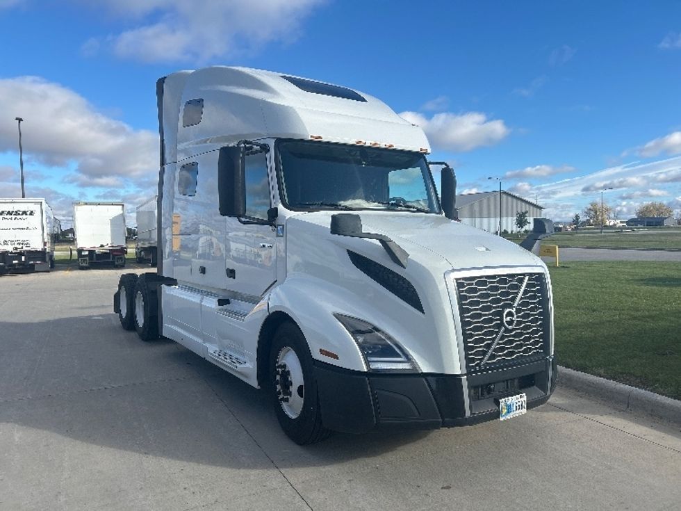 Sleeper Tractor-Heavy Duty Tractors-Volvo-2022-VNL64760-West Fargo-ND-485,671\n\t\tmiles-$ 72,750 - Image 1
