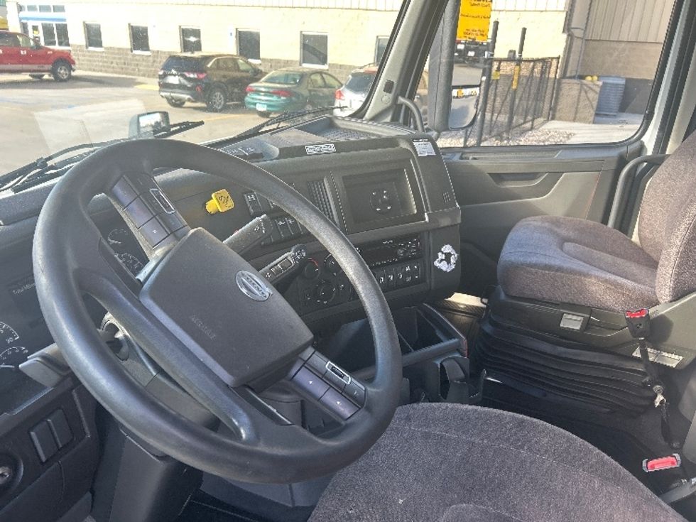 Sleeper Tractor-Heavy Duty Tractors-Volvo-2022-VNL64760-West Fargo-ND-485,671\n\t\tmiles-$ 72,750 - Image 10