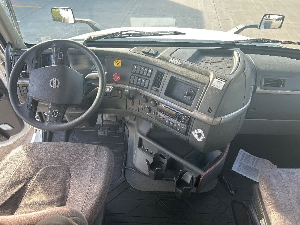 Sleeper Tractor-Heavy Duty Tractors-Volvo-2022-VNL64760-West Fargo-ND-485,671\n\t\tmiles-$ 72,750 - Image 12