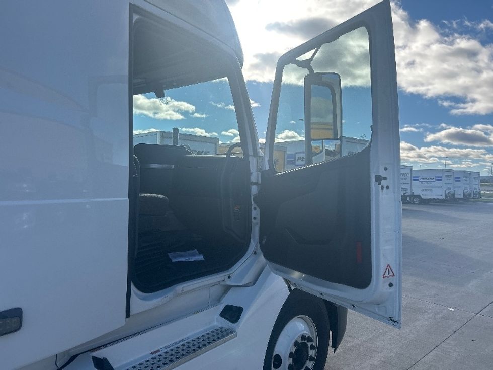 Sleeper Tractor-Heavy Duty Tractors-Volvo-2022-VNL64760-West Fargo-ND-485,671\n\t\tmiles-$ 72,750 - Image 13