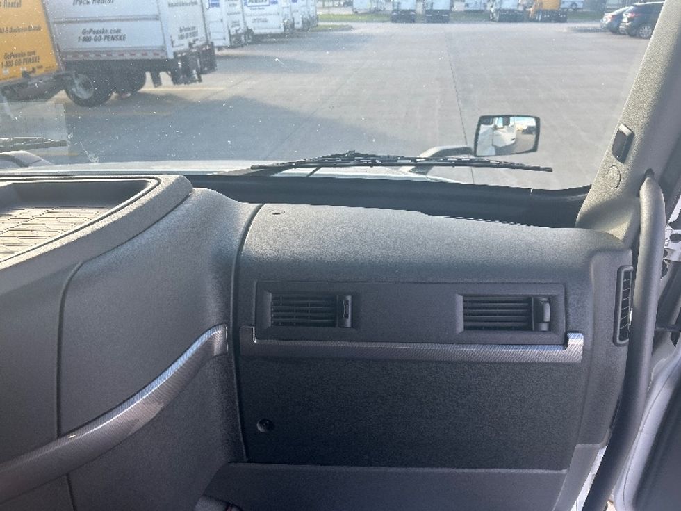 Sleeper Tractor-Heavy Duty Tractors-Volvo-2022-VNL64760-West Fargo-ND-485,671\n\t\tmiles-$ 72,750 - Image 14