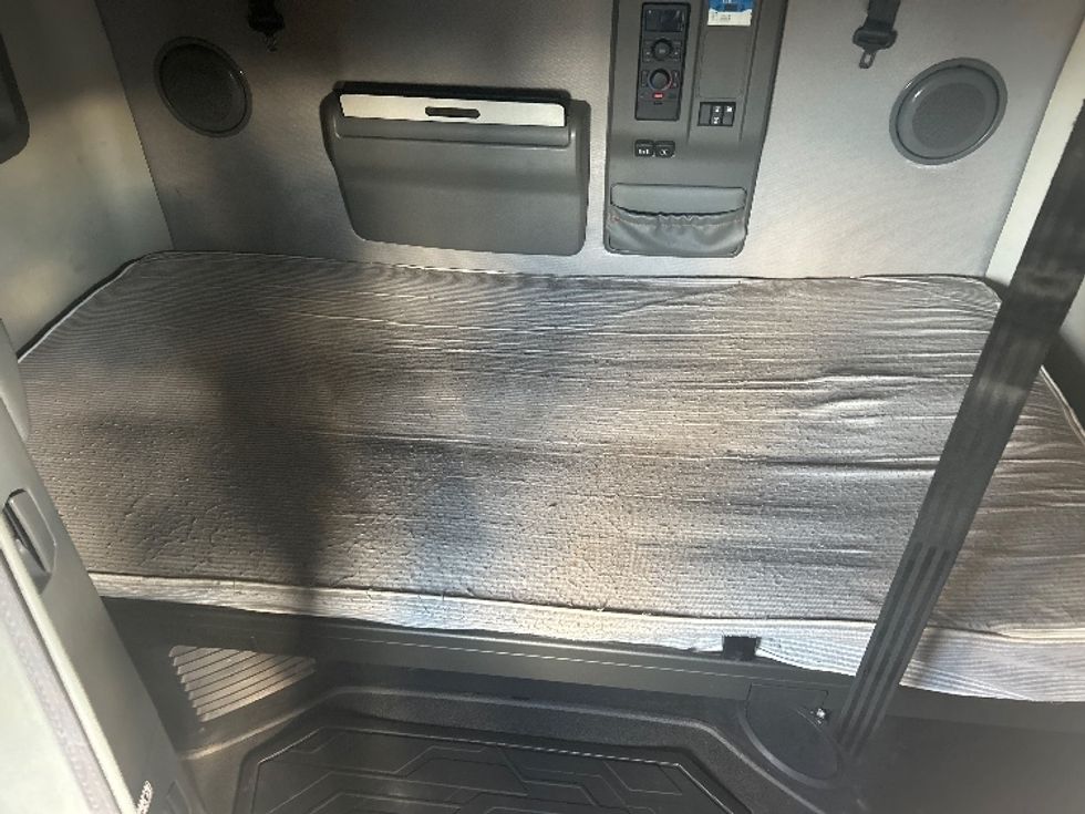 Sleeper Tractor-Heavy Duty Tractors-Volvo-2022-VNL64760-West Fargo-ND-485,671\n\t\tmiles-$ 72,750 - Image 16