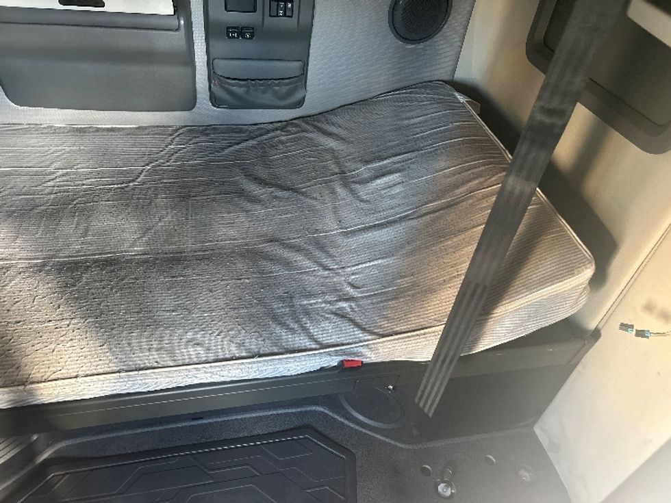 Sleeper Tractor-Heavy Duty Tractors-Volvo-2022-VNL64760-West Fargo-ND-485,671\n\t\tmiles-$ 72,750 - Image 17