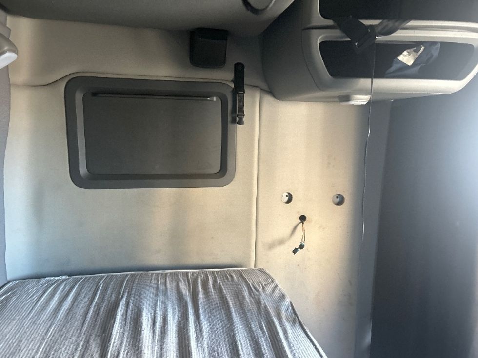 Sleeper Tractor-Heavy Duty Tractors-Volvo-2022-VNL64760-West Fargo-ND-485,671\n\t\tmiles-$ 72,750 - Image 18