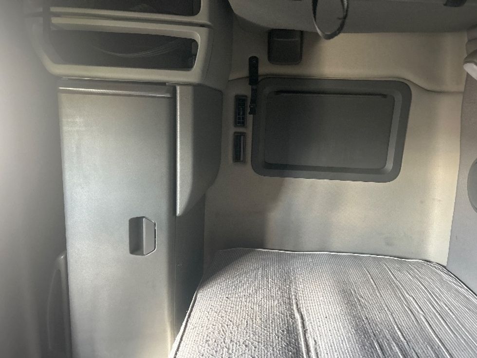 Sleeper Tractor-Heavy Duty Tractors-Volvo-2022-VNL64760-West Fargo-ND-485,671\n\t\tmiles-$ 72,750 - Image 19