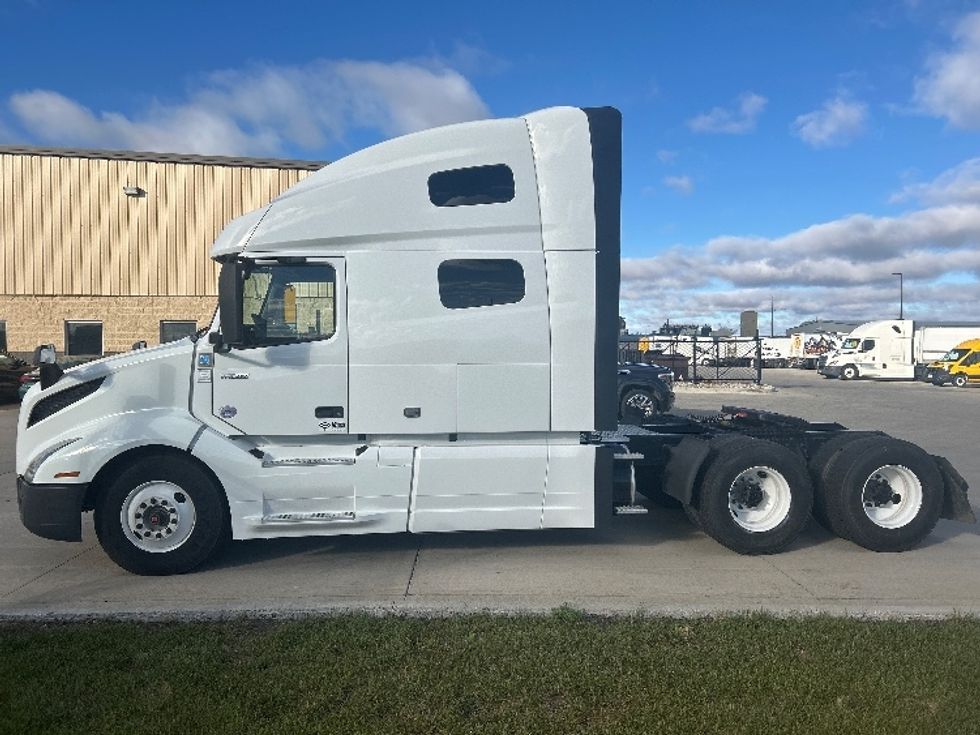 Sleeper Tractor-Heavy Duty Tractors-Volvo-2022-VNL64760-West Fargo-ND-485,671\n\t\tmiles-$ 72,750 - Image 4